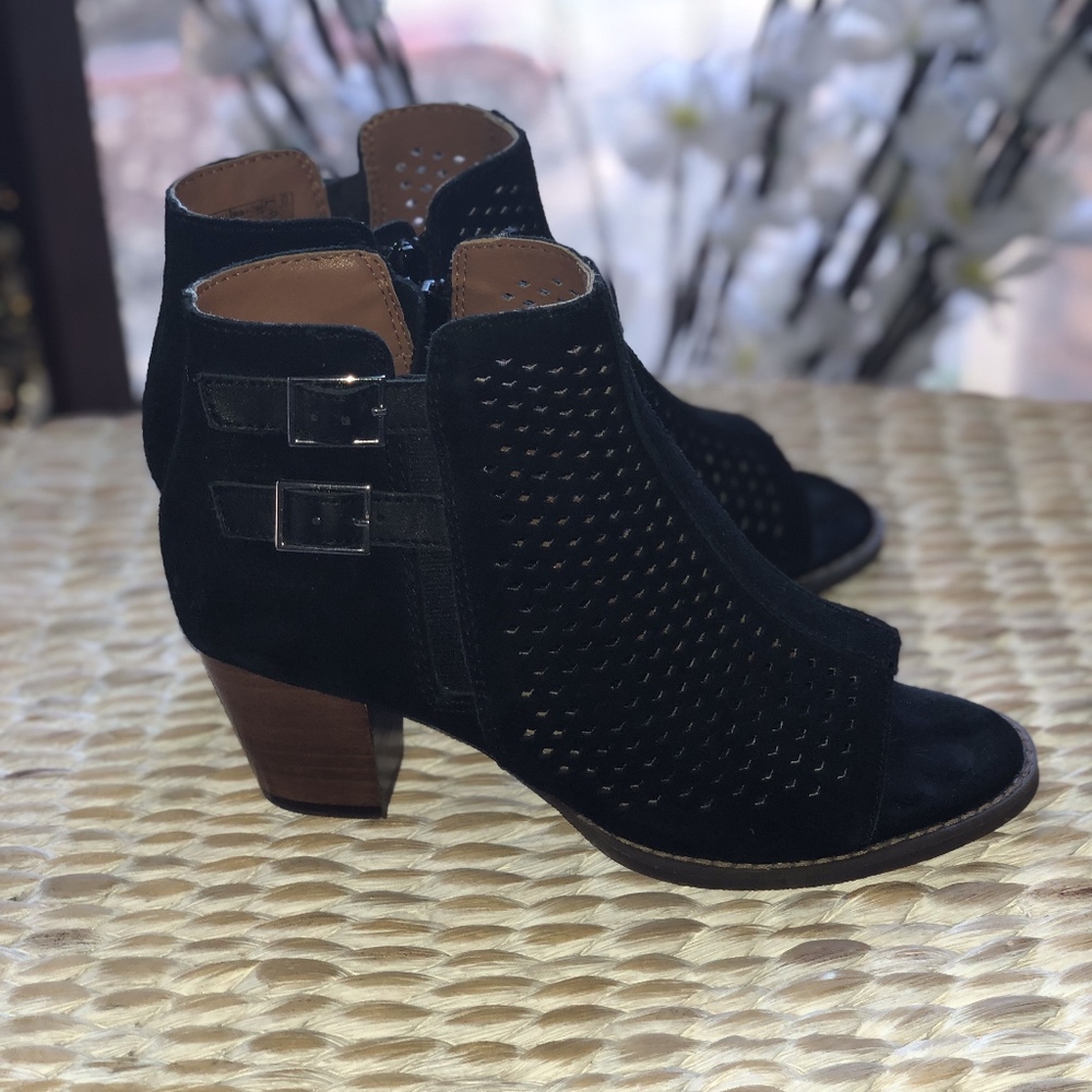 Vionic Black Breathable Heels